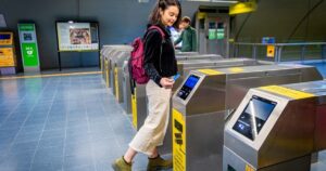 Comienza a funcionar el código QR para pagar el subte con el celular pero solo para usuarios de una billetera