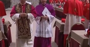El aplauso de los cardenales en la Capilla Sixtina: así fueron los primeros momentos de León XIV como Papa